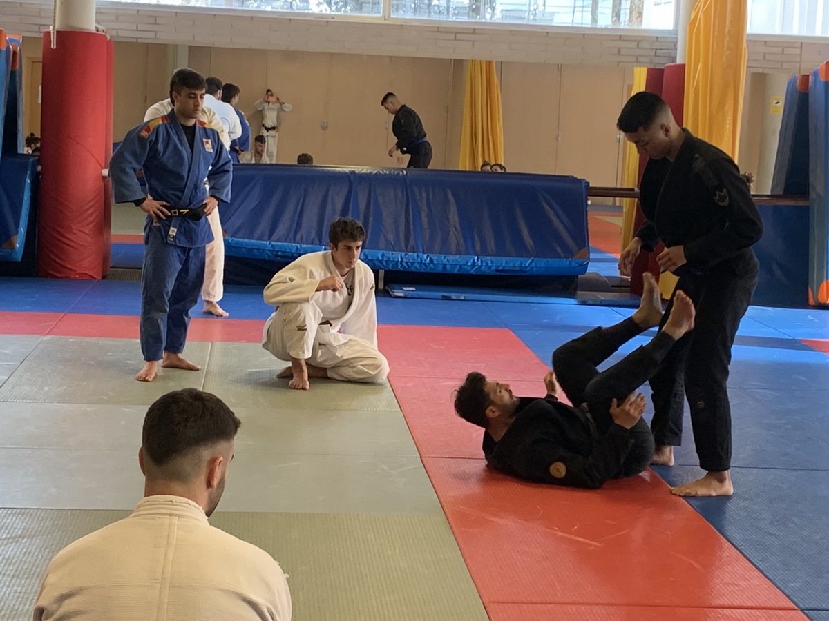 Ciprian Dumitru, da una clase en el Estadio Larrabie de Pamplona. 06-04-22